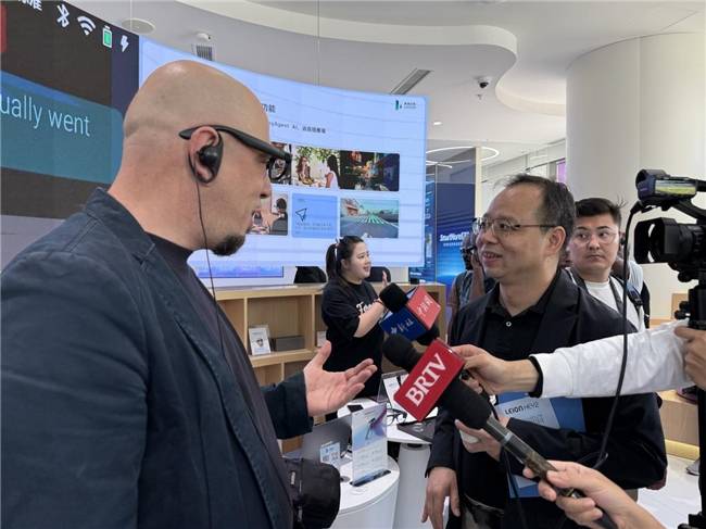 者 亮亮视野AR翻译眼镜成体验焦点新葡京娱乐北京亦庄迎全球91国记(图2) 者 亮亮视野AR翻译眼镜成体验焦点新葡京娱乐北京亦庄迎全球91国记(图2)